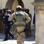 Zakończyła się akcja służb w Krakowie. Policjanci siłą wkroczyli do mieszkania