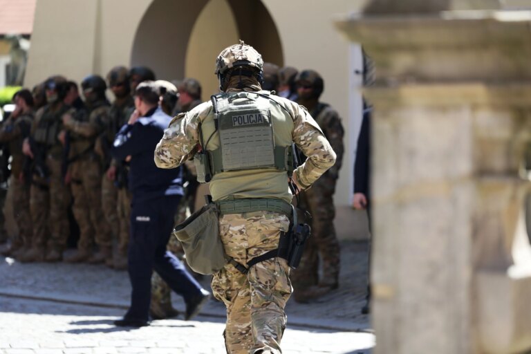Zakończyła się akcja służb w Krakowie. Policjanci siłą wkroczyli do mieszkania - INFBusiness