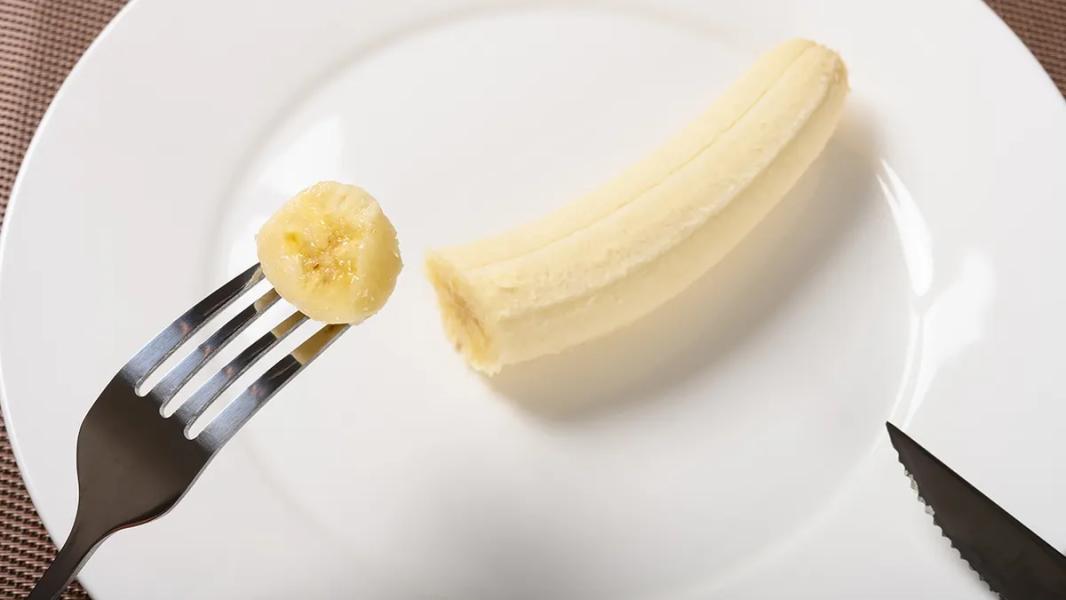 Ekspert ds. etykiety wywołuje debatę, udzielając porad na temat właściwego sposobu jedzenia banana - INFBusiness