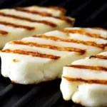 Ser Halloumi jest idealny do grillowania. To skarbnica białka i wapnia.