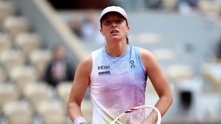 Roland Garros: Iga Świątek awansuje do trzeciej rundy. Zwycięstwo nad Emmą Raducanu – Tenis - INFBusiness