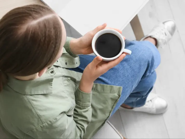 Pijesz kawę zamiast śniadania? Ten błąd może zrujnować Twoją sylwetkę - INFBusiness