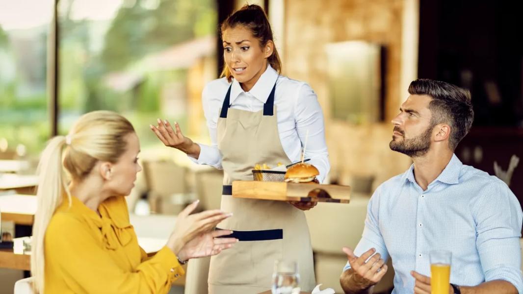 Pracownik restauracji dzieli się swoją frustracją związaną z oszustwami dotyczącymi zwrotu pieniędzy za zjedzone jedzenie - INFBusiness