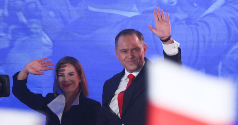 Triumf Karola Nawrockiego, kandydata popieranego przez PiS, w wyborach prezydenckich stanowi poważne wyzwanie dla koalicyjnego rządu Donalda Tuska. Jak donosi Reuters, wynik wyborów w Polsce budzi wątpliwości co do strategii redukcji deficytu budżetowego i przyciągania nowych inwestorów. Agencja zagraniczna o prezydencie Nawrockim. „On stawia znak zapytania” - INFBusiness
