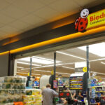 Biedronka i Lidl wprowadzą nową opłatę za zakupy. Znamy już datę