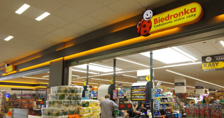 Biedronka i Lidl wprowadzą nową opłatę za zakupy. Znamy już datę - INFBusiness