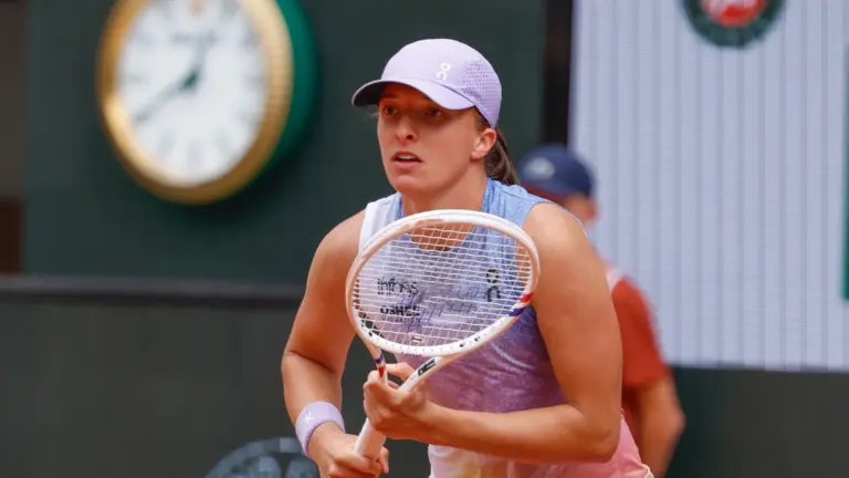 Roland Garros 2025: Iga Świątek wygrywa. Polka pewnie pokonała Rebeccę Sramkovą – Tenis - INFBusiness