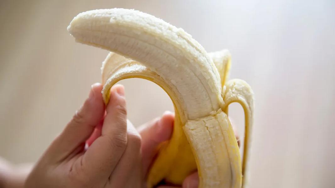 Ekspert ds. etykiety wywołuje debatę, udzielając porad na temat właściwego sposobu jedzenia banana - INFBusiness