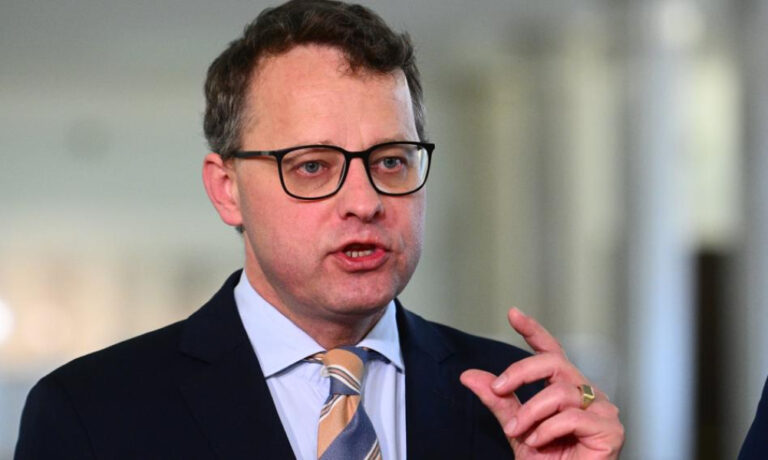 Drogi uchodźca na Węgrzech. Romanowski ma do dyspozycji 114 mln zł długu - INFBusiness
