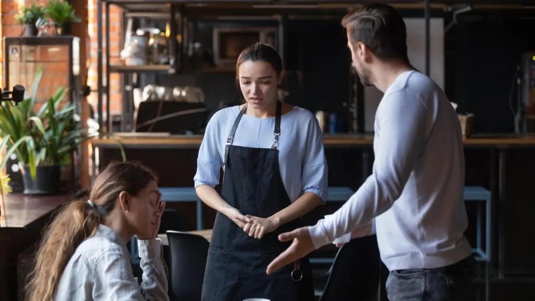Pracownik restauracji dzieli się swoją frustracją związaną z oszustwami dotyczącymi zwrotu pieniędzy za zjedzone jedzenie - INFBusiness