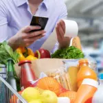 Nie przepłacaj w Biedronce. Dietetyk: to tańsze zamienniki popularnych produktów