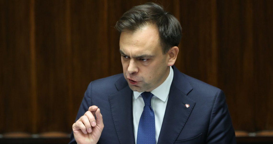 Finance Minister Andrzej Domański and his ministry refute claims about a proposal to raise the minimum wage in 2026 to PLN 4,670.70 gross. The Finance Ministry suggests that the lowest salary be increased to PLN 4,806 gross /Andrzej Iwańczuk /Reporter