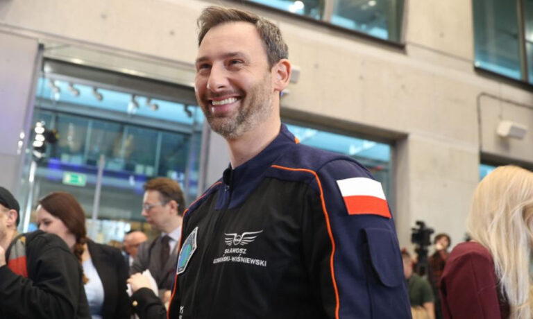Musk uziemia statki kosmiczne. Co z lotem kosmicznym Polaka? - INFBusiness