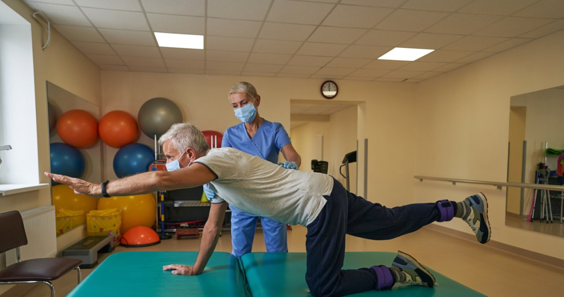 Turnus rehabilitacyjny z ZUS to forma wsparcia dla osób, które z powodu choroby są czasowo niezdolne do pracy, ale mają szansę odzyskać sprawność dzięki odpowiednio dobranej rehabilitacji /123RF/PICSEL