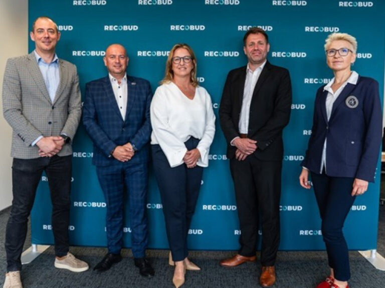 Trzy firmy – Saint-Gobain (Saint-Gobain Glass and Glassolutions), Metal-Plast i PreZero – wspólnie uruchamiają projekt RECOBUD, którego celem jest kompleksowy recykling okien z PVC. Ta inicjatywa odpowiada na rosnące wymagania branży budowlanej dotyczące zrównoważonego gospodarowania odpadami, zgodnie z europejskimi celami zielonej transformacji i rozwojem gospodarki o obiegu zamkniętym. RECOBUD stanowi pragmatyczną odpowiedź na wyzwania środowiskowe, opartą na współpracy, odpowiedzialności i namacalnych działaniach mających na celu ochronę zasobów naturalnych. RECOBUD STARTS – kompleksowe rozwiązanie dla odpadów budowlanych. To wspólny projekt Saint-Gobain, Metal-Plast i PreZero - INFBusiness