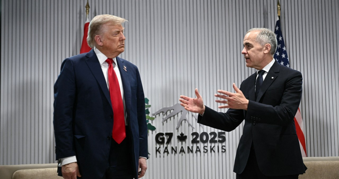Prezydent USA Donald Trump podczas spotkania z premierem Kanady Markiem Carneyem w kanadyjskim Kananaskis (szczyt G7) /Brendan Smialowski /AFP
