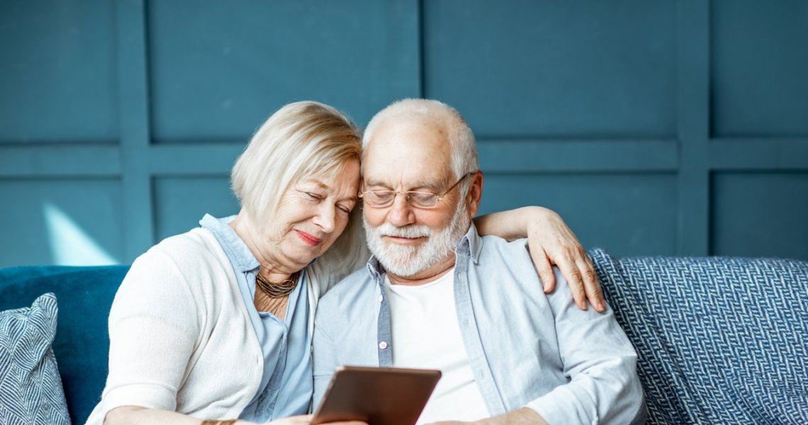 Seniors are increasingly traveling abroad for vacations. Travel agencies offer them cheaper packages /123RF/PICSEL