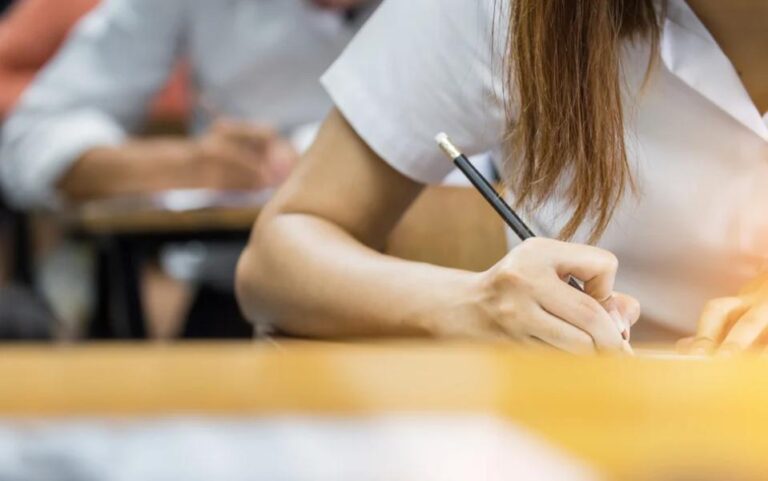W Chinach wyłączono AI, by uczniowie nie ściągali na egzaminach na studia - INFBusiness