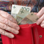 ZUS płaci seniorom po 6600 zł. Niezależnie od emerytury