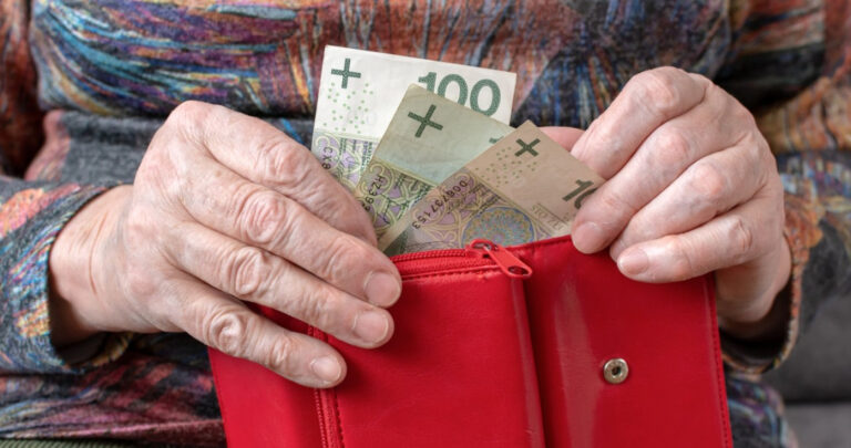 ZUS płaci seniorom po 6600 zł. Niezależnie od emerytury - INFBusiness