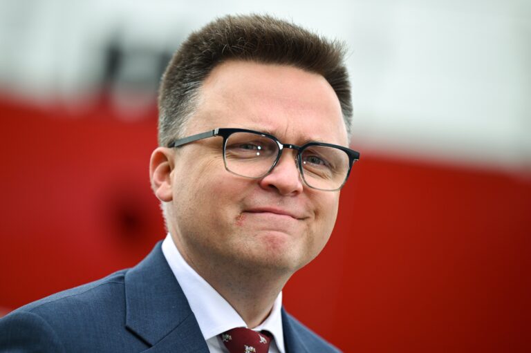 Hołownia na rozdrożu. Polska 2050 zbliży się do Tuska, czy też wybierze trzecią drogę? - INFBusiness