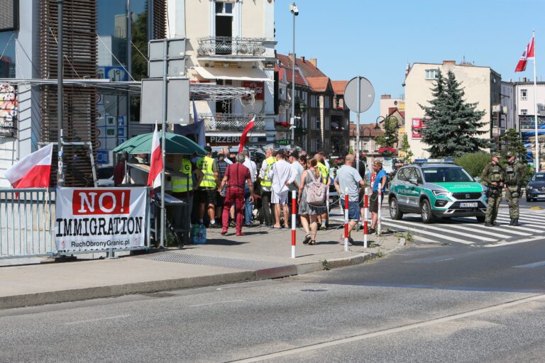 Ruch Obrony Granic głaszcze psa, w Słubicach nic się nie dzieje. Gdzie są ci migranci? - INFBusiness