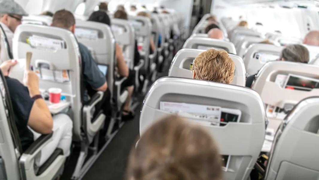Pasażerowie otrzymują 100 dolarów za zamianę miejsc w samolocie, co wywołało internetową debatę - INFBusiness