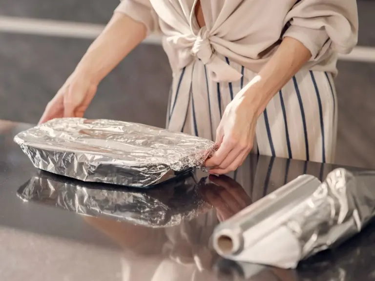 Gdzie wyrzucać folię aluminiową? Zasady sortowania na rok 2025 - INFBusiness