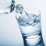 Mikroplastiki w szklanych butelkach? Nowe badanie zaskakuje naukowców