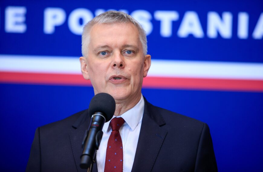 Przestępstwa imigrantów w Polsce. Siemoniak podał „ważne dane o rządach…