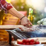 Co jeść przy grillu, żeby schudnąć? Dietetyk radzi