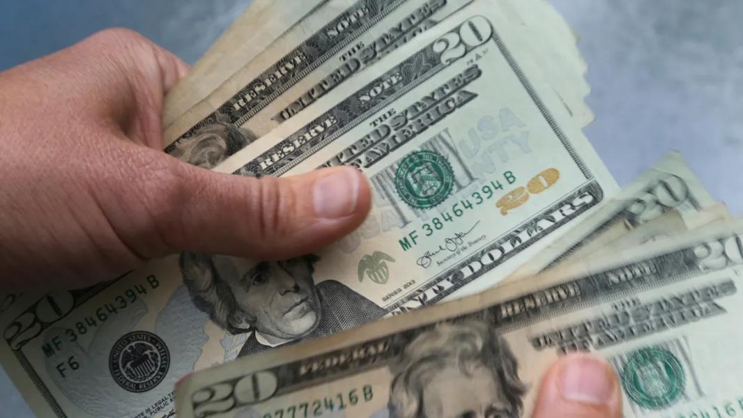 Mężczyzna odbiera napiwek po tym, jak kelnerka publicznie go upokorzyła i zażądała 10% napiwku - INFBusiness