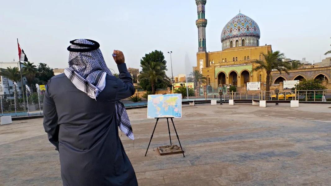 Od Indonezji po Irak, mężczyzna podróżuje do różnych krajów, używając swojej unikalnej metody rzutek - INFBusiness