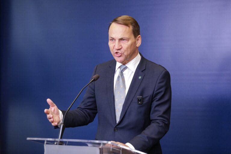 Radosław Sikorski skomentował słowach Grzegorza Brauna. Mówi o „łachudrze” i działaniu dla politycznego zysku - INFBusiness