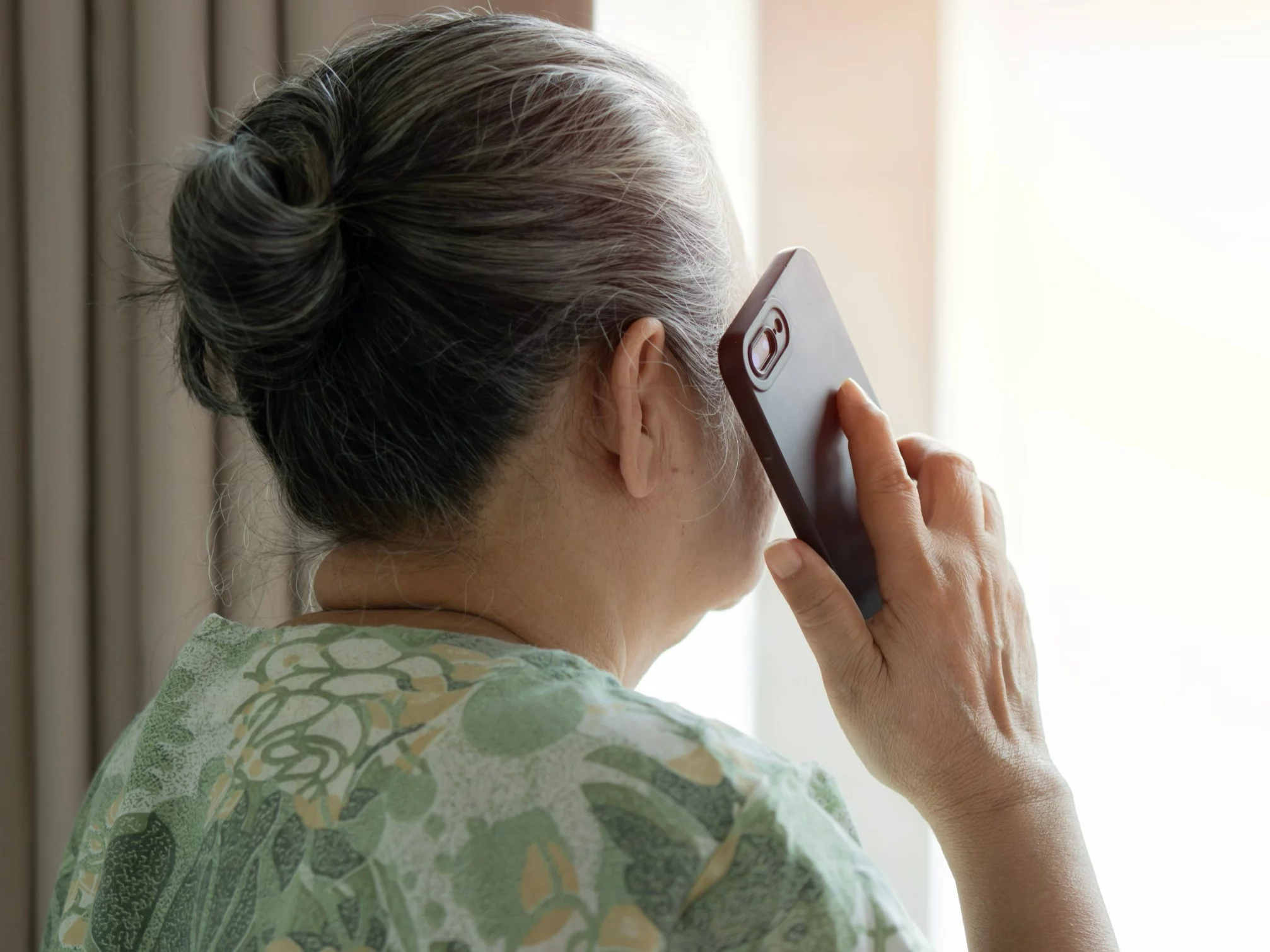 Starsza kobieta rozmawia przez telefon