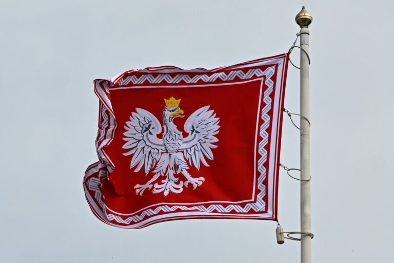 Rząd poprawi flagę, orła i hymn. Chce bazować na projekcie z czasów rządów PiS - INFBusiness