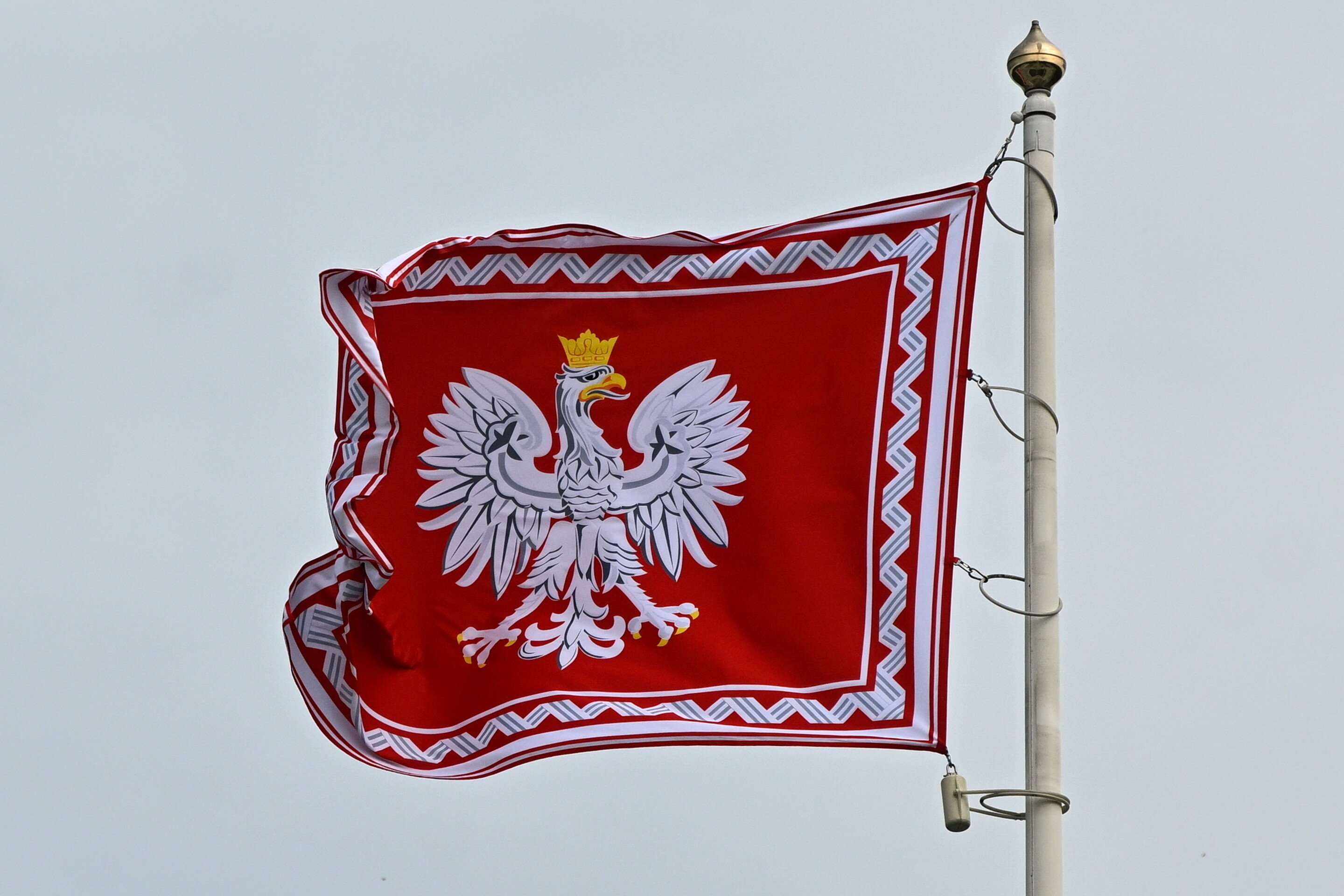 Rząd poprawi flagę, orła i hymn. Chce bazować na projekcie z czasów rządów PiS - INFBusiness