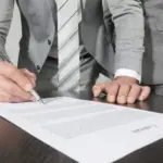 Liczba ogłoszeń o pracę spadła po raz pierwszy od listopada