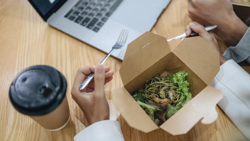 Wirusowy post na Reddicie o zamkniętym lunchu pracownika wywołuje gorący dramat w biurze - INFBusiness