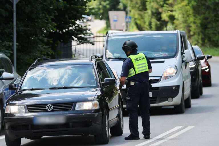 Trwają poszukiwania zabójcy w Starej Wsi. Uzbrojony mężczyzna wrócił na miejsce zbrodni - INFBusiness