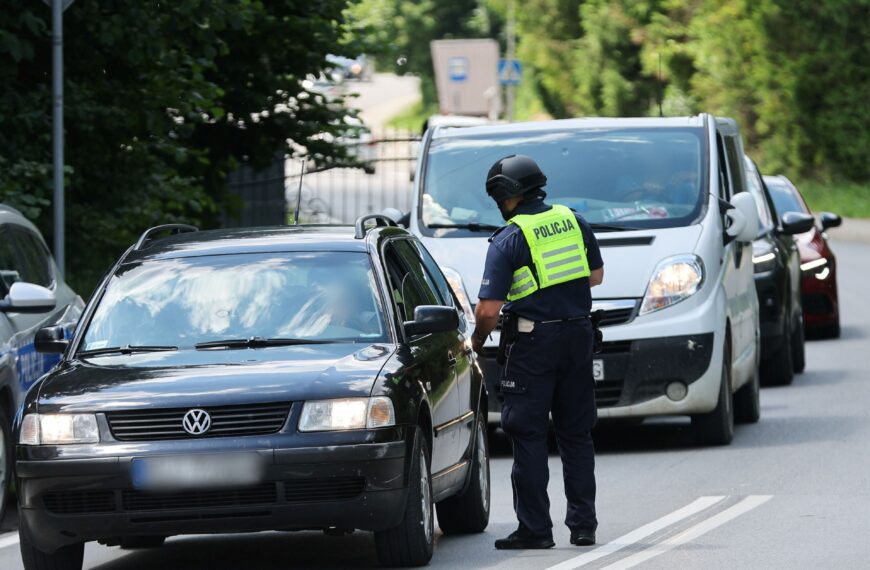 Trwają poszukiwania zabójcy w Starej Wsi. Uzbrojony mężczyzna wrócił na&hellip;