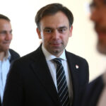Andrzej Domański posiada w swoim portfelu akcje tych spółek o wartości ok. 830 tys. zł.
