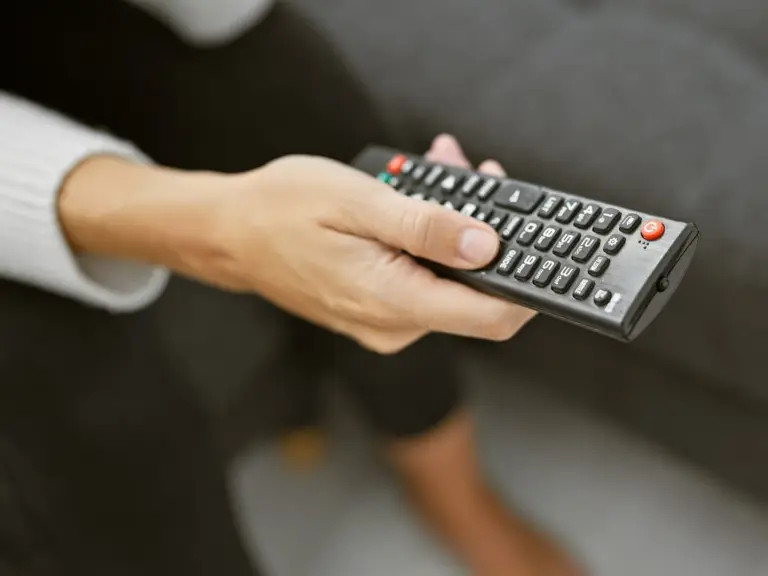 Abonament RTV 2025 – kto z emerytów musi płacić, a kto jest zwolniony? - INFBusiness
