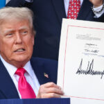 Cła wstrzymane, gra w układy trwa. Donald Trump przedłuża termin