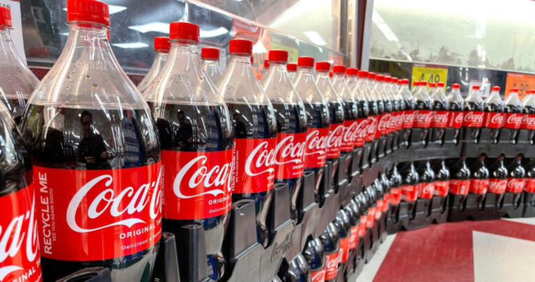 Cola-Cola zmienia recepturę swojego napoju. Namówił ją do tego Donald Trump. - INFBusiness