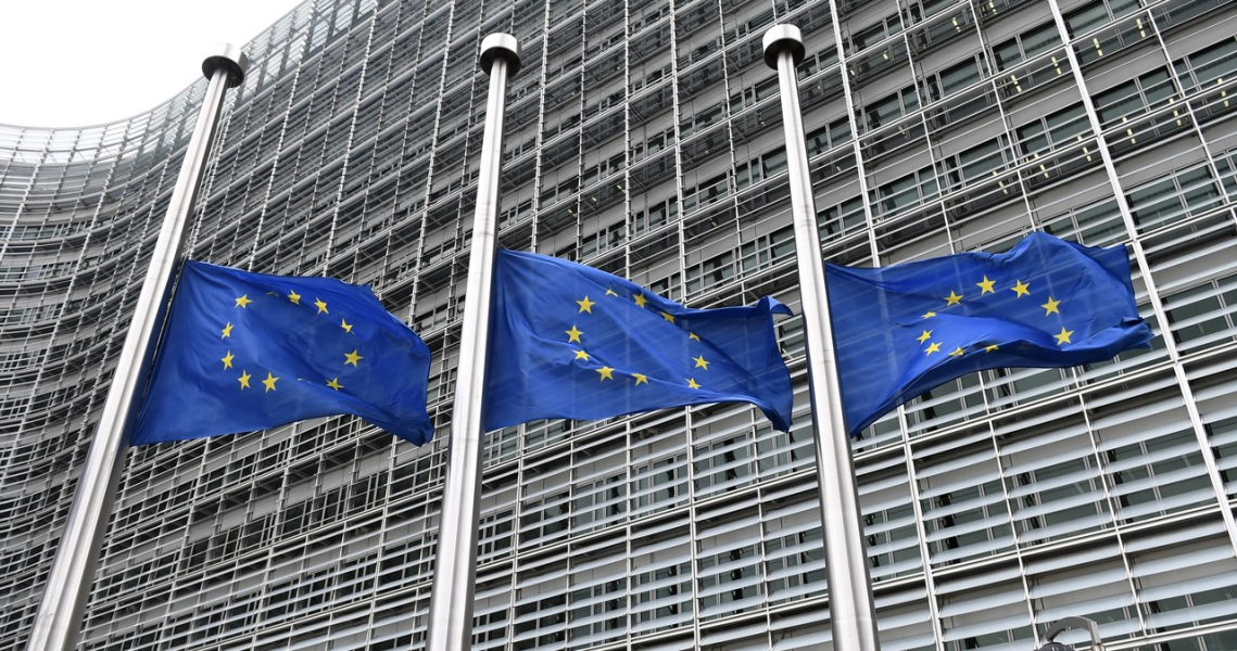 The European Commission calls on Poland to fully implement the public procurement directive. Illustrative photo /EMMANUEL DUNAND /AFP