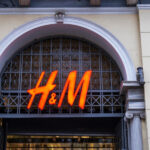 Dziedziczka H&M i ona mają problem. Za kulisami kryją się poważne oskarżenia.