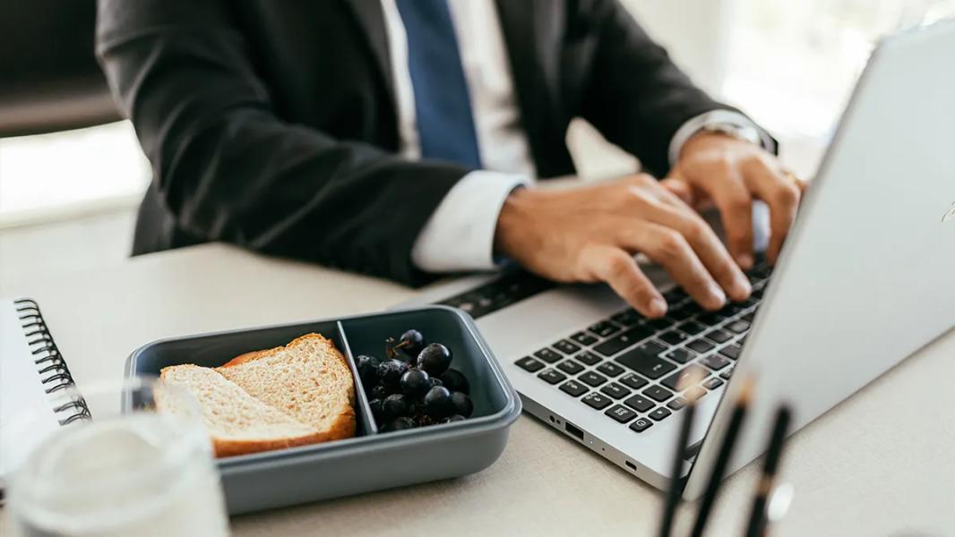 Wirusowy post na Reddicie o zamkniętym lunchu pracownika wywołuje gorący dramat w biurze - INFBusiness