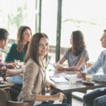 Jak sztuczna inteligencja zmienia pierwszą pracę? Eksperci ostrzegają