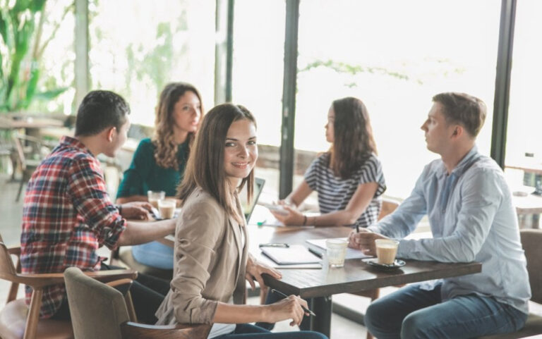 Jak sztuczna inteligencja zmienia pierwszą pracę? Eksperci ostrzegają - INFBusiness